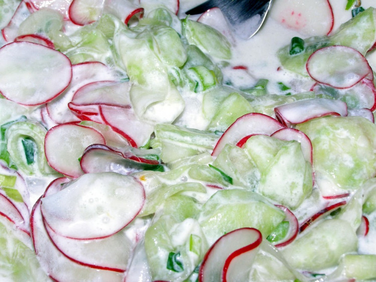 салат з редискою і огірком